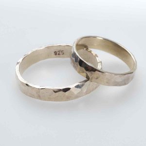 Anillo martelé