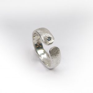 Anillo reticulado con zafiro de 2mm