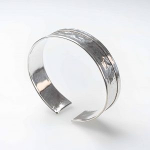 Pulsera de plancha martelé