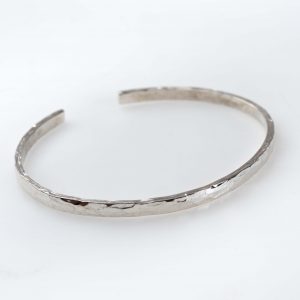 Pulsera de textura martelé