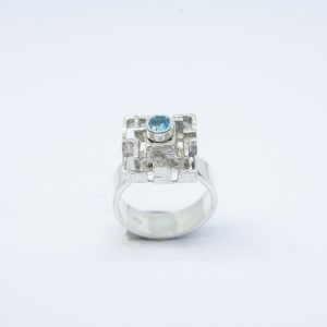 Anillo laberinto con topacio