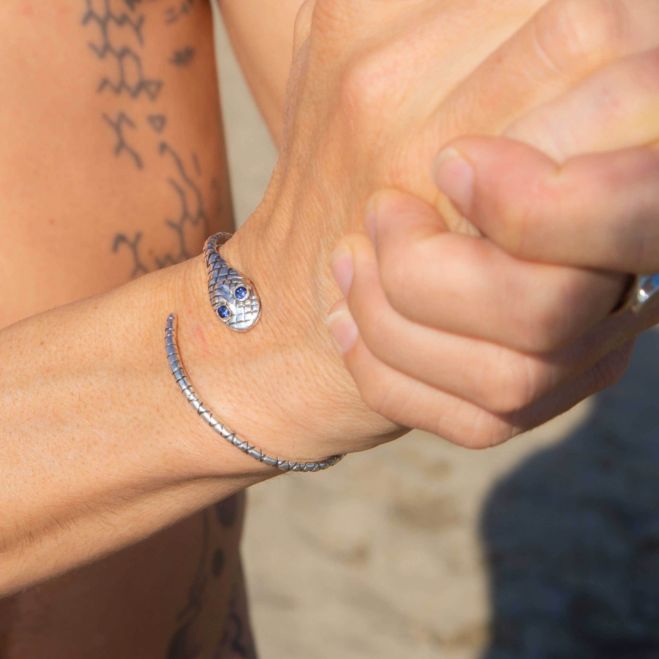 DSC_2821 pulsera serpiente plata zafiros modelo hombre