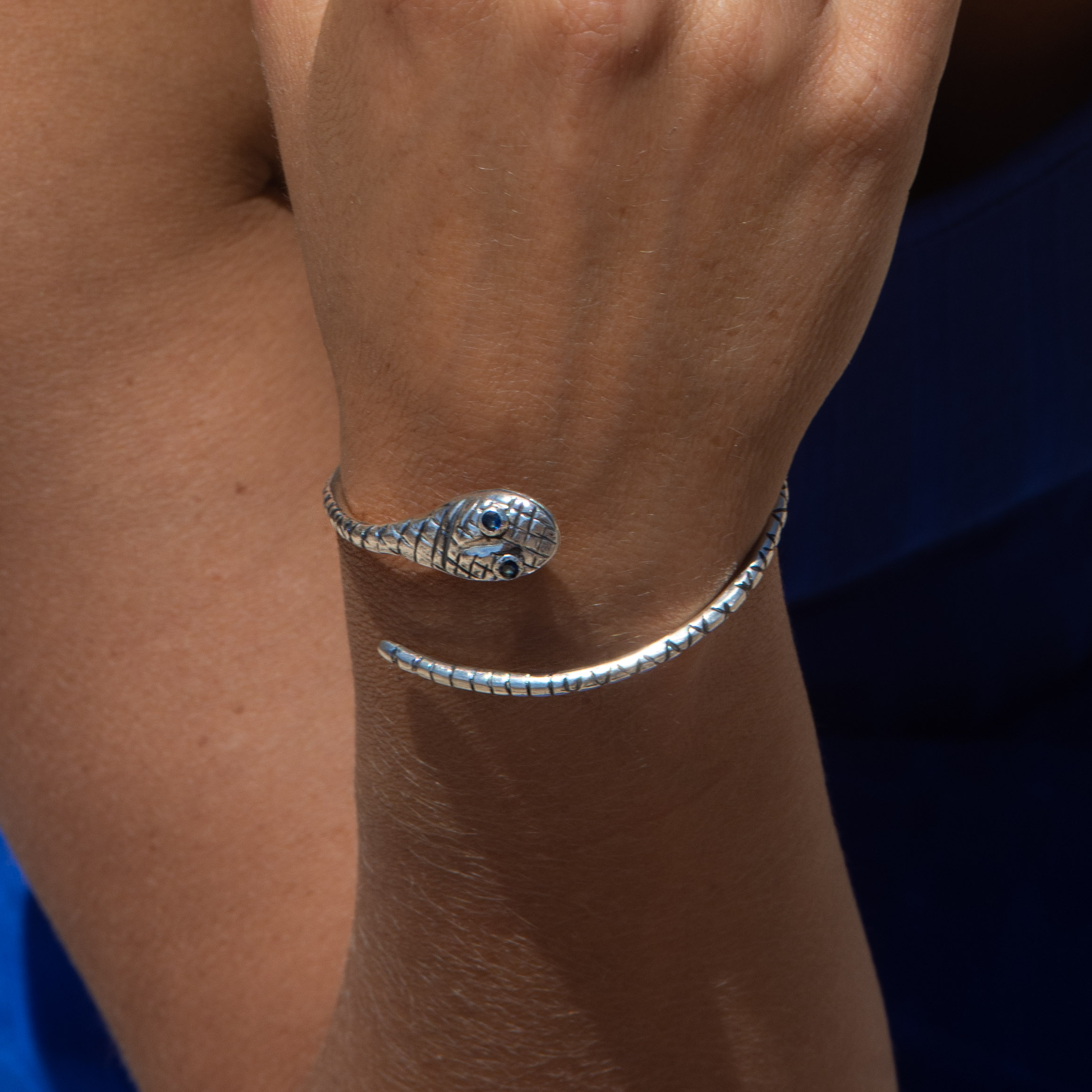 DSC_3138 pulsera serpiente plata zafiros modelo mujer